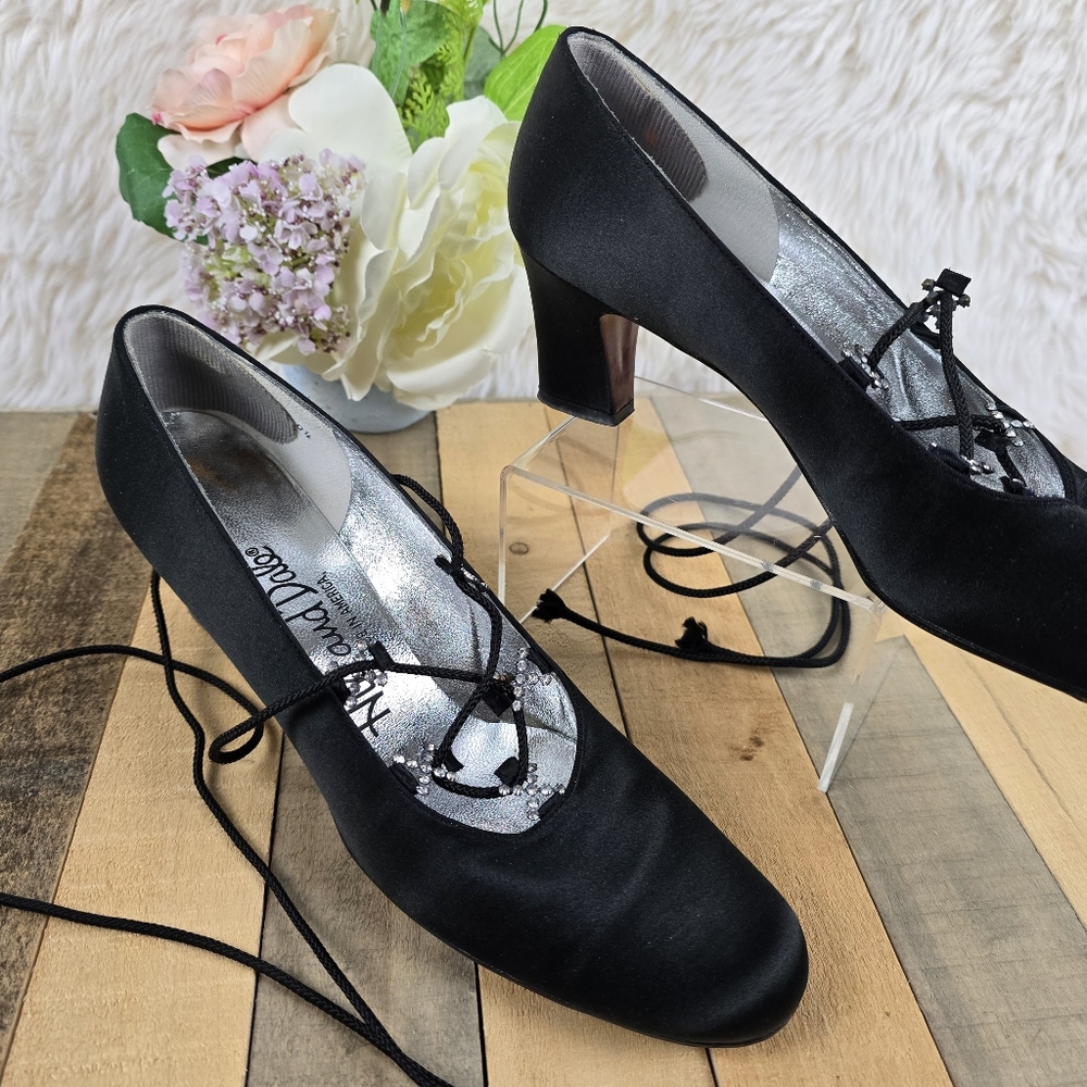 Vintage Extra Narrow Hill and Dale Satin Pump